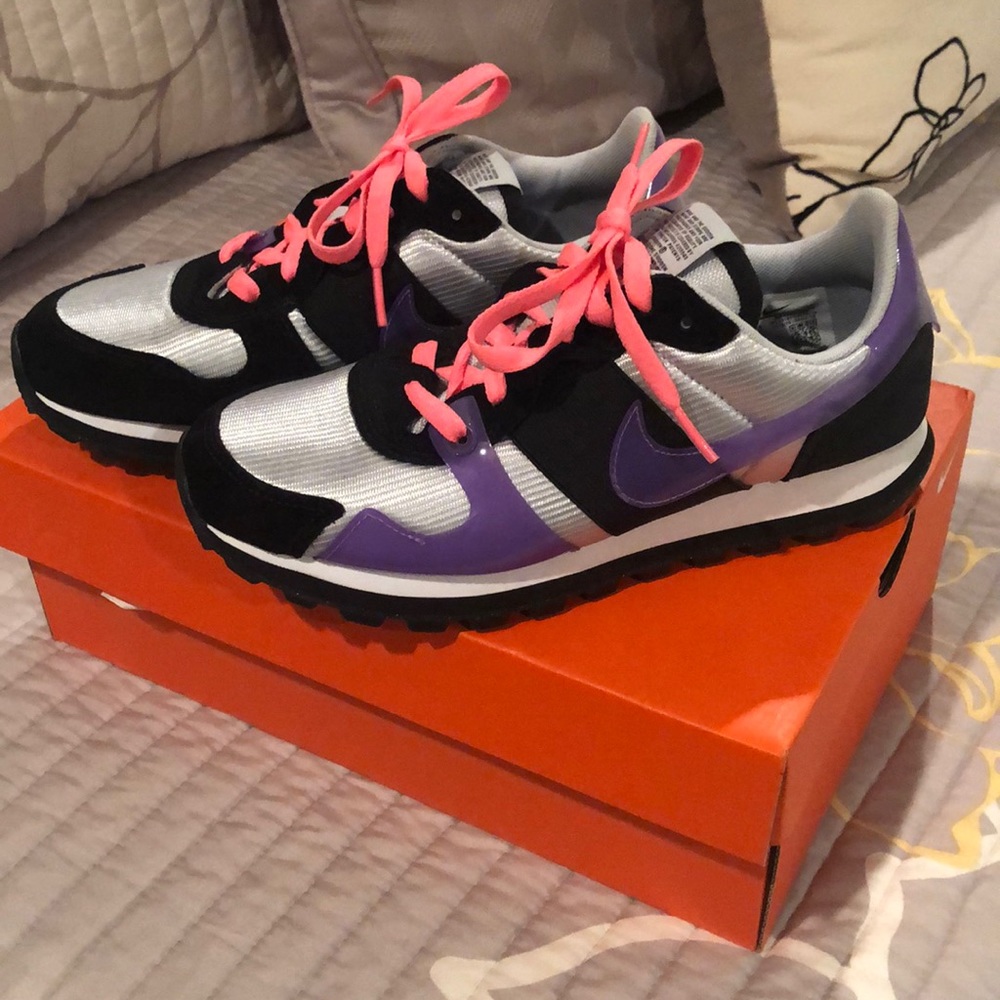 Women’s Nikes size 7.5